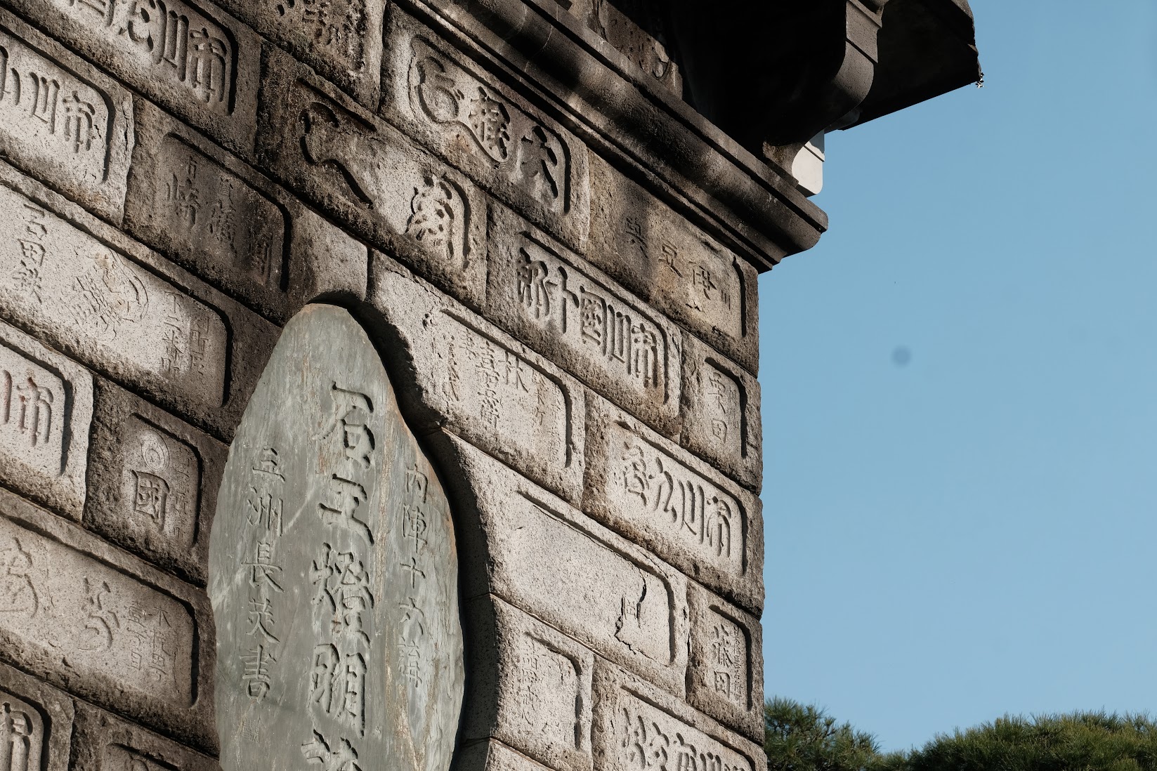 市川團十郎の名が刻まれた石灯籠（写真：椎名修）